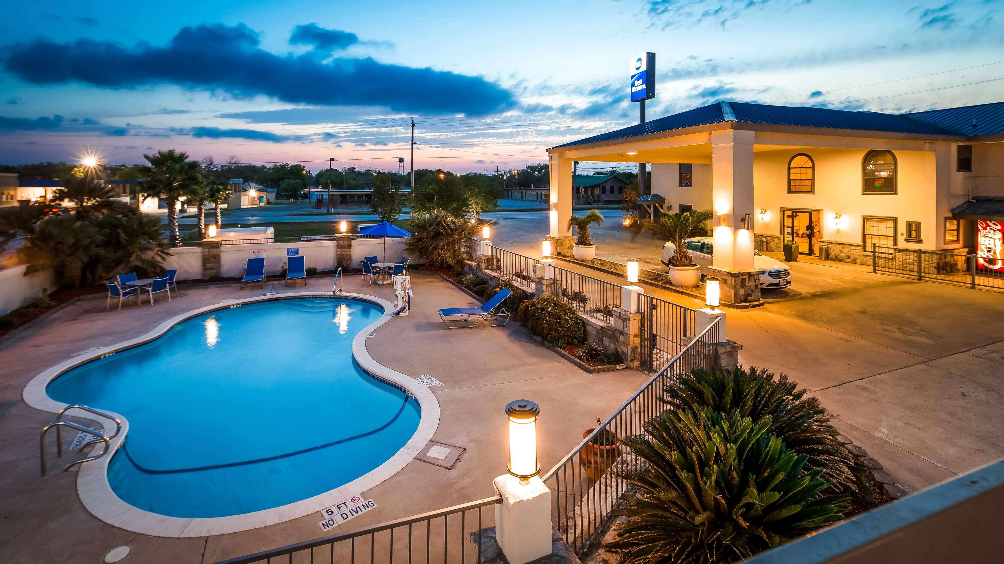 Best Western George West Executive Inn Exterior photo