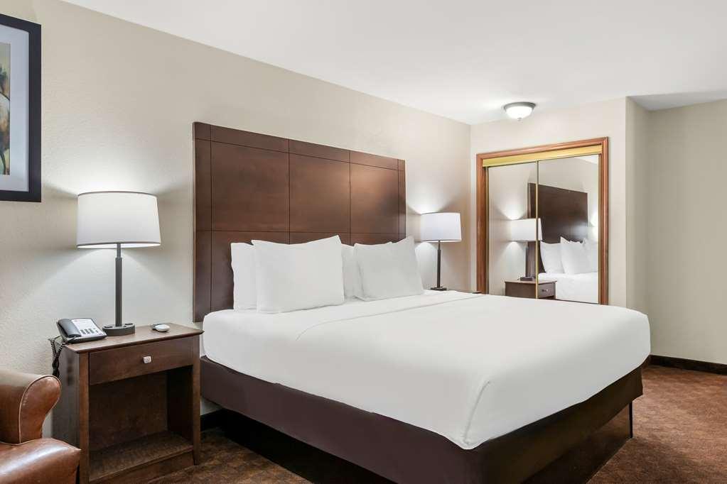 Best Western George West Executive Inn Room photo